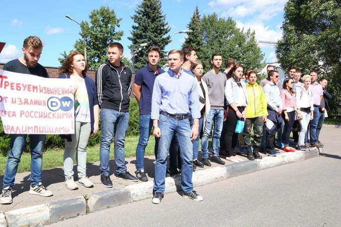 Денис Давыдов на фото в центре