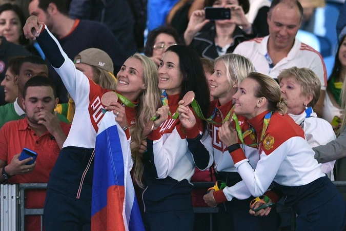 Cлева направо: Виолетта Колобова, Любовь Шутова, Татьяна Логунова и Ольга Кочнева