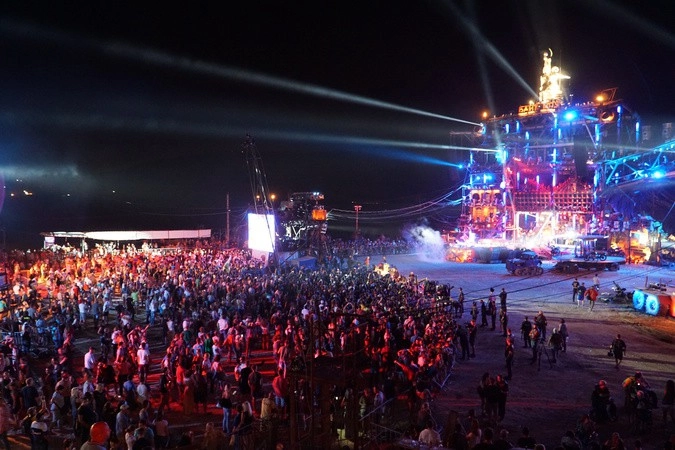 К началу кульминации у подножия горы Гасфорта собрались тысячи зрителей 