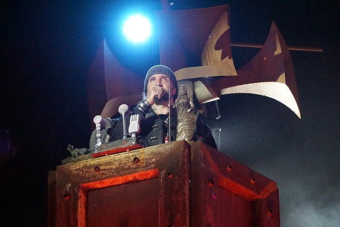 "На наших глазах в огненной вспышке прозрения рождается новый эпос государства Российского. И прежде, чем сомкнется над миром вечная тьма среди кромешной схватки эпох, с огненной, пылающей силой, воссияет в ней новая Пятая Империя. И этой империи суждено будет на волнах истории вынести на поверхность последнее прибежище, ставшее Ковчегом Спасения для заблудшего человечества." (с)