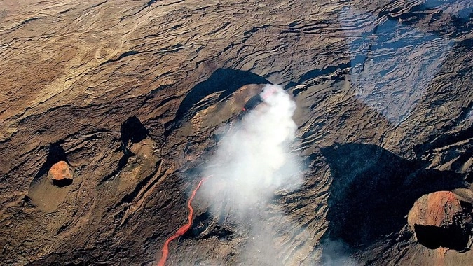 Извержение вулкана Питон де ла Фурнез в ноябре 2015