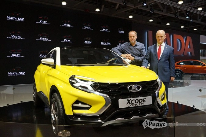 Главный дизайнер АвтоВАЗа Стив Маттин и гендиректор Николя Мор рядом с концептом XCODE