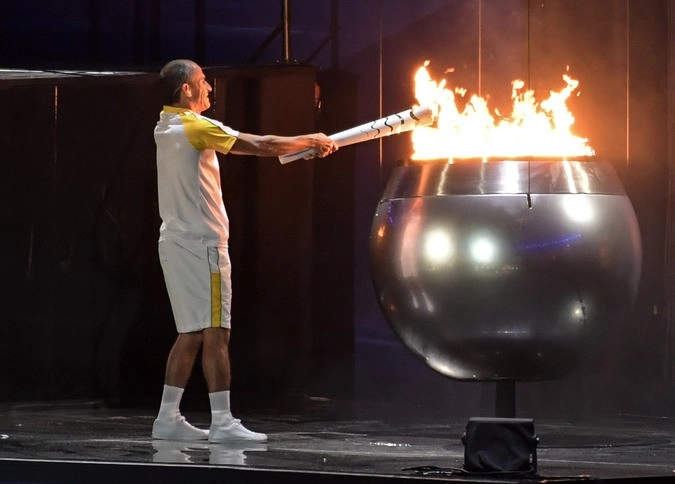 Бронзовый призер Олимпийских игр 2004 года в Афинах бразильский марафонец Вандерлей Кордейру зажигает чашу Олимпийского огня.