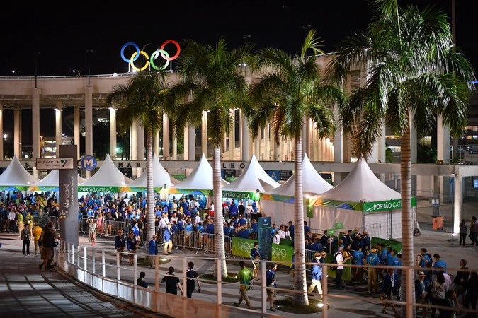 Зрители и участники церемонии открытия у стадиона "Маракана" в Рио-де-Жанейро.