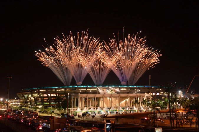 Салют над стадионом "Маракана" во время церемонии открытия XXXI летних Олимпийских игр в Рио-де-Жанейро.
