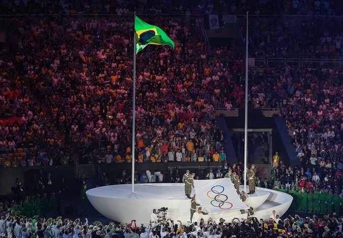  Поднятие Олимпийского флага.