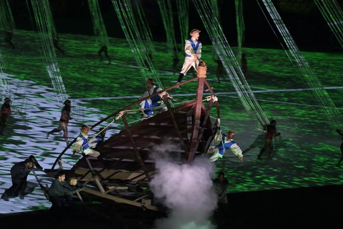 Артисты во время театрализованного представления на церемонии открытия XXXI летних Олимпийских игр в Рио-де-Жанейро.