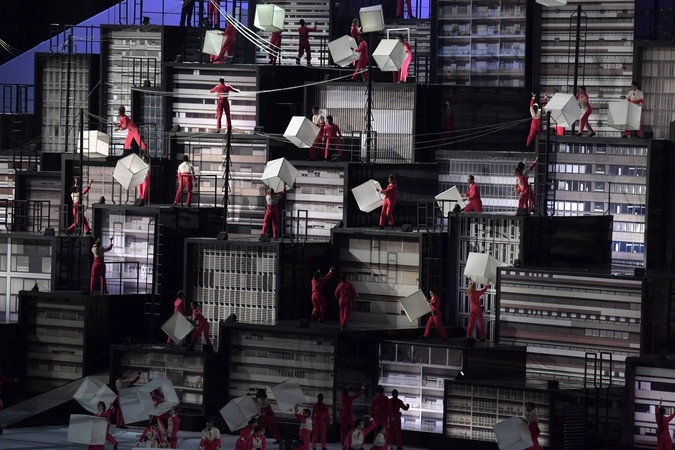 Артисты во время театрализованного представления на церемонии открытия XXXI летних Олимпийских игр в Рио-де-Жанейро.