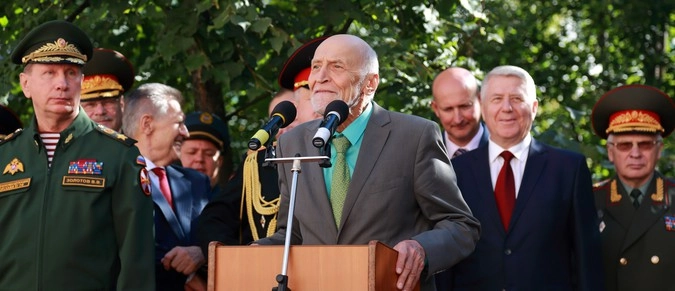 Николай Дроздов выступает перед кадетами. Почетных гостей на "линейке" было столько, что одних только героев России и Советского Союза хватило бы на футбольную команду