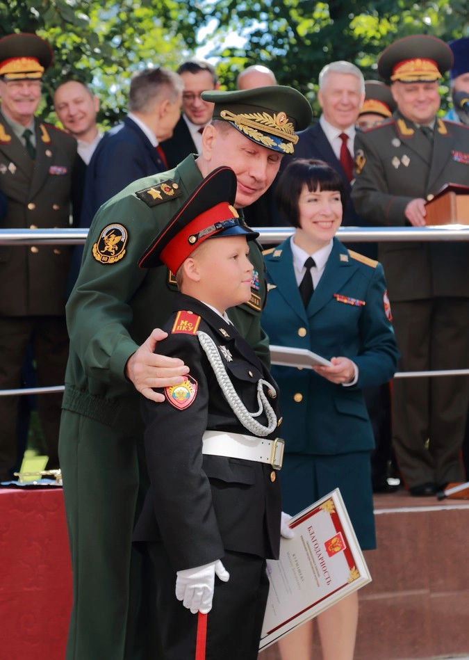 Виктор Золотов награждет кадета почетной грамотой за успехи в самодеятельности