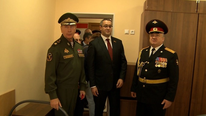 Директор училища Николай Перепеча показывает главкому нацгвардии Виктору Золотову спальные корпуса