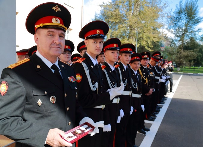 Воспитатель после награждения