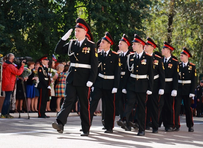 "Торжественным маршем..."