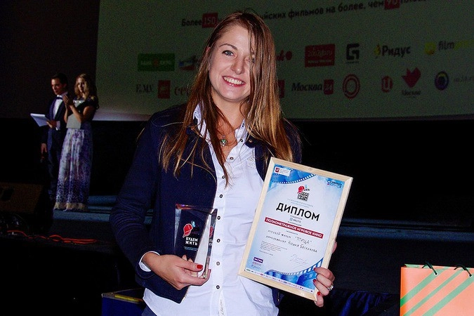 Режиссёр фильма «Птица» Ксения Баскакова с призом V Московского фестиваля российского кино «Будем жить!»