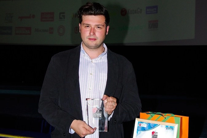 Режиссёр фильма «Огни большой деревни» Илья Учитель с призом V Московского фестиваля российского кино «Будем жить!»