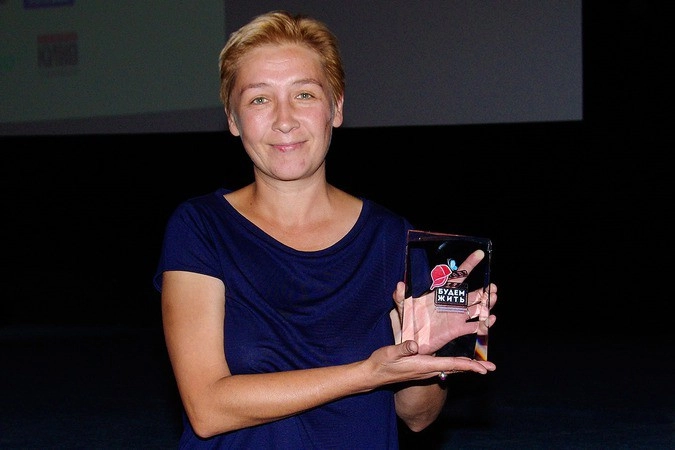 Режиссёр фильма «Иван» Алёна Давыдова с призом V Московского фестиваля российского кино «Будем жить!»