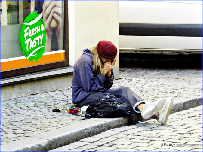 Существо непонятного пола и возраста наслаждается независимостью от общественных норм