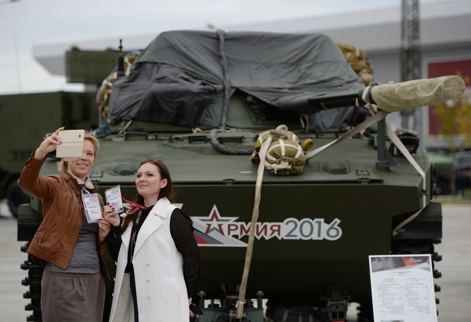 Посетители Международного военно-технического форума "АРМИЯ-2016" у боевой машины десанта БМД-4