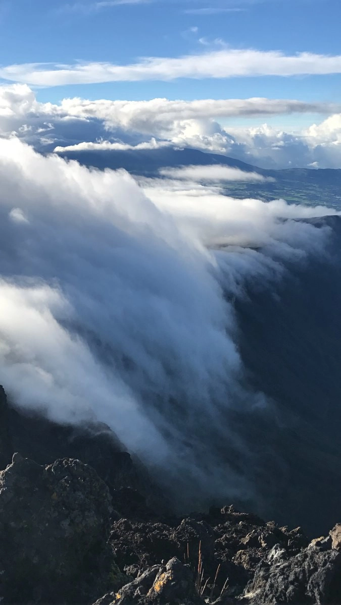Облака спускаются с вершины вулканафото Юрий Колбасин