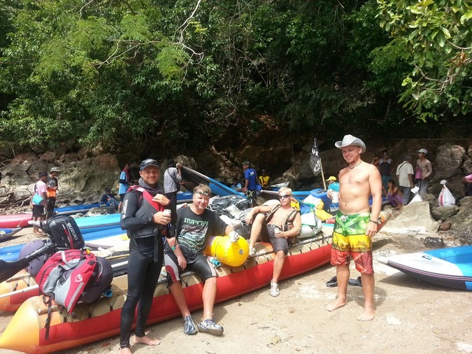 Россияне на фоне своего катамарана