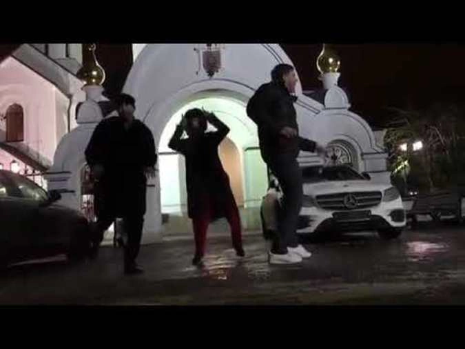 Пародия на ксению собчак. Трамплин на кладбище собчак. Кладбище локомотива в ярославле. Трамплин на кладбище. Трамплин на кладбище собчак.