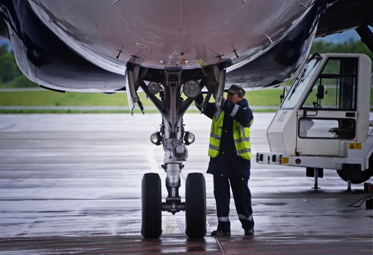Досмотр самолета. Предполетный осмотр самолета. Аэропорт нальчик впп. Аэродром проверен. Аэродром проверен.