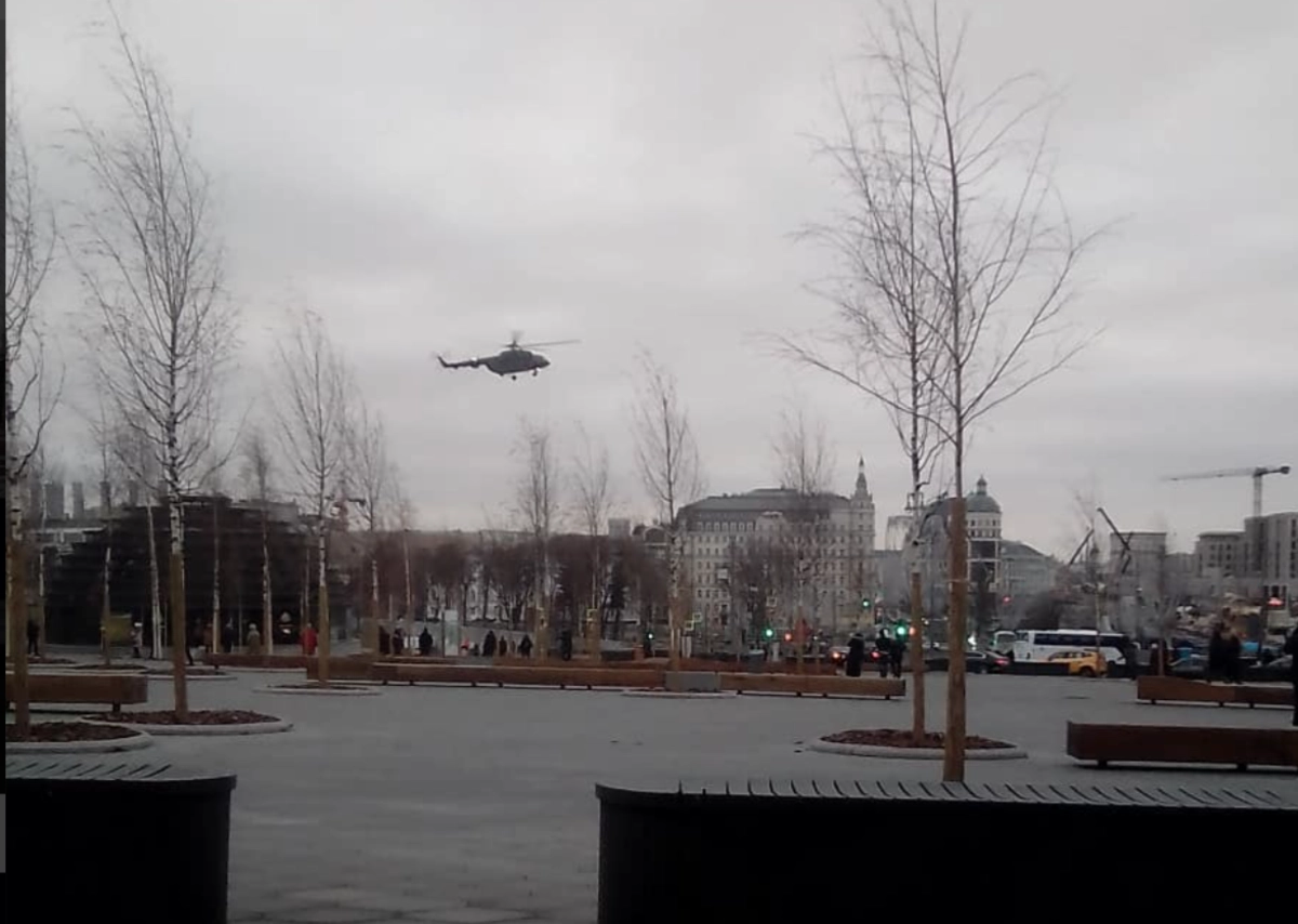 Вертолеты над минском сегодня. Вертолеты над Кремлем. Военные вертолеты над Москвой. Военный вертолет над Кремлем. Над Коммунаркой вертолет.