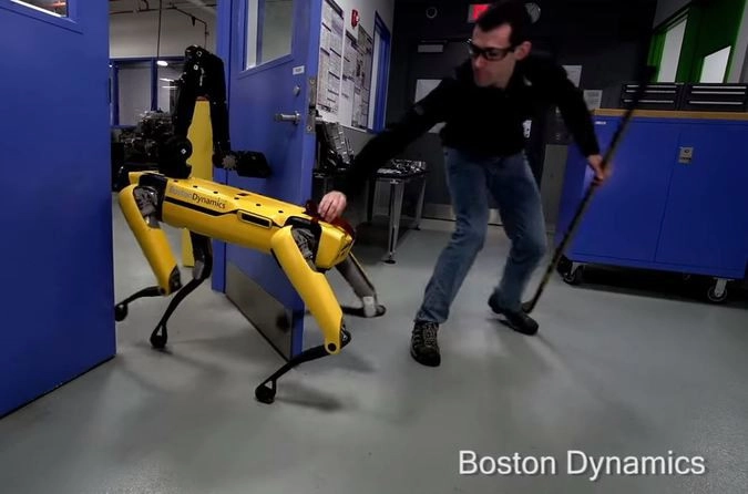 В «Бостон Динамикс» снова принялись издеваться над роботами