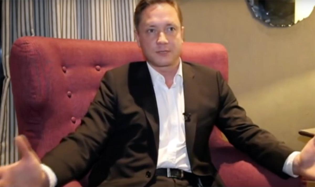 Люди спешат на работу. Бизнесмены и артисты, покинувшие россию. Актеры которые покинули россию. Мужик в винном магазине. Ильин михаил викторович вице-губернатор.