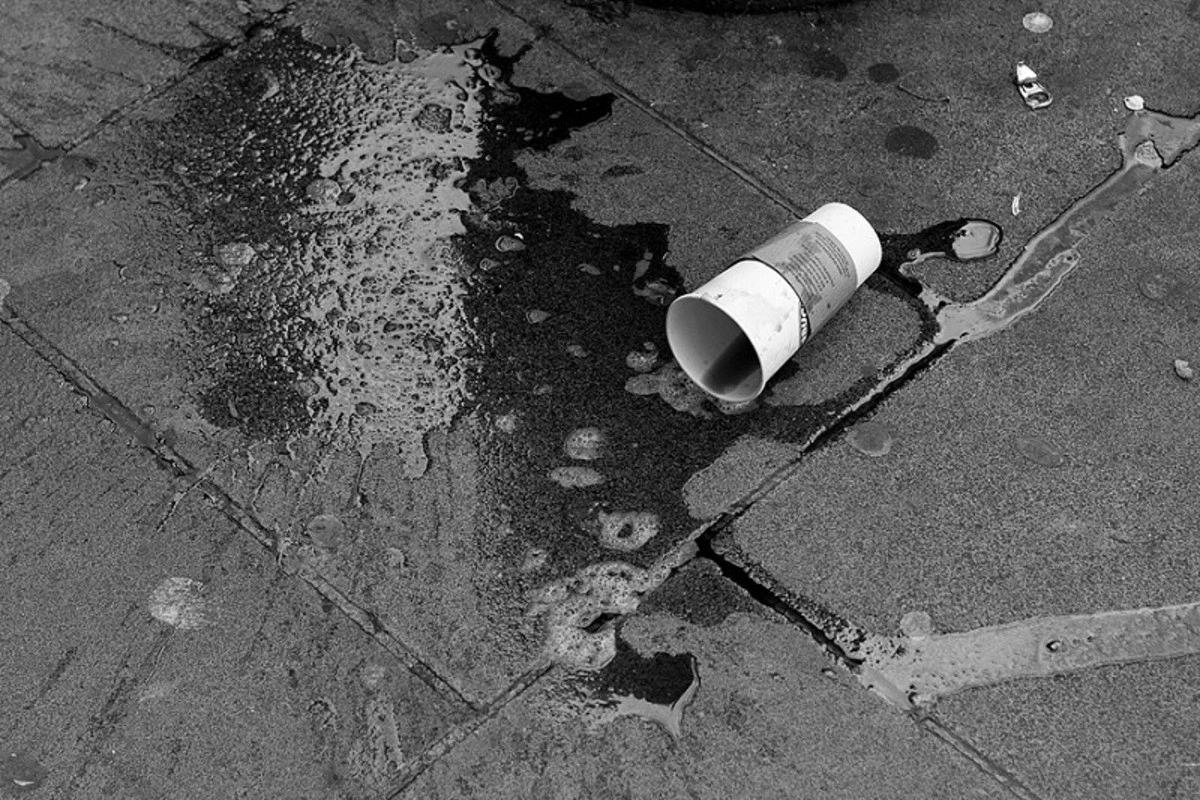 Растворение соли в стакане\\. Стакан воды. Таблетки и стакан воды. Грязный пластиковый стаканчик. Камень тонет в воде.