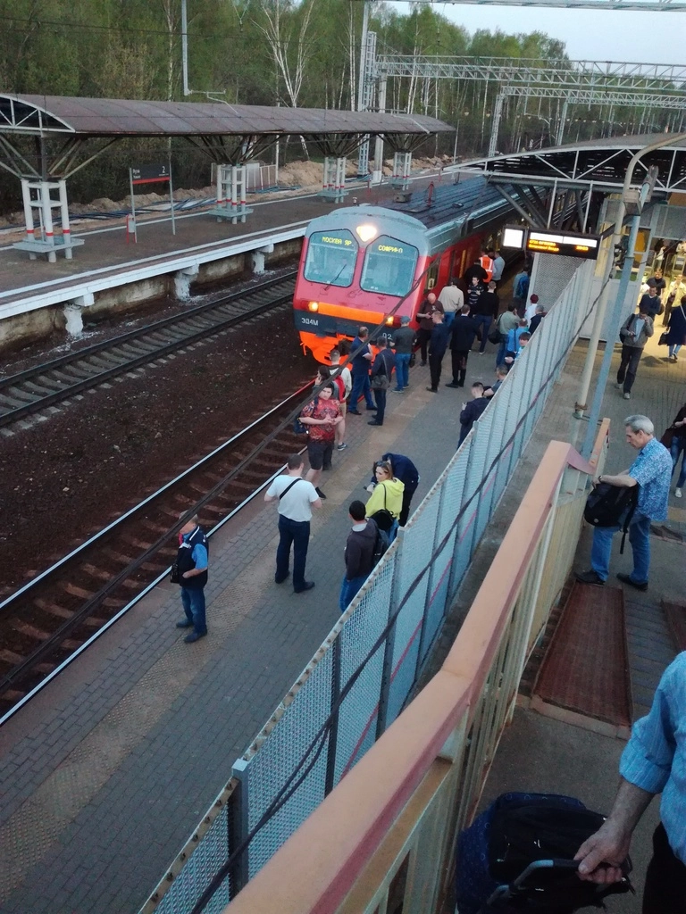 Железная дорога ярославское направление. Между электричкой и платформой. Человека зажало между платформой и поездом. Платформа поезда. Платформа между поездами.