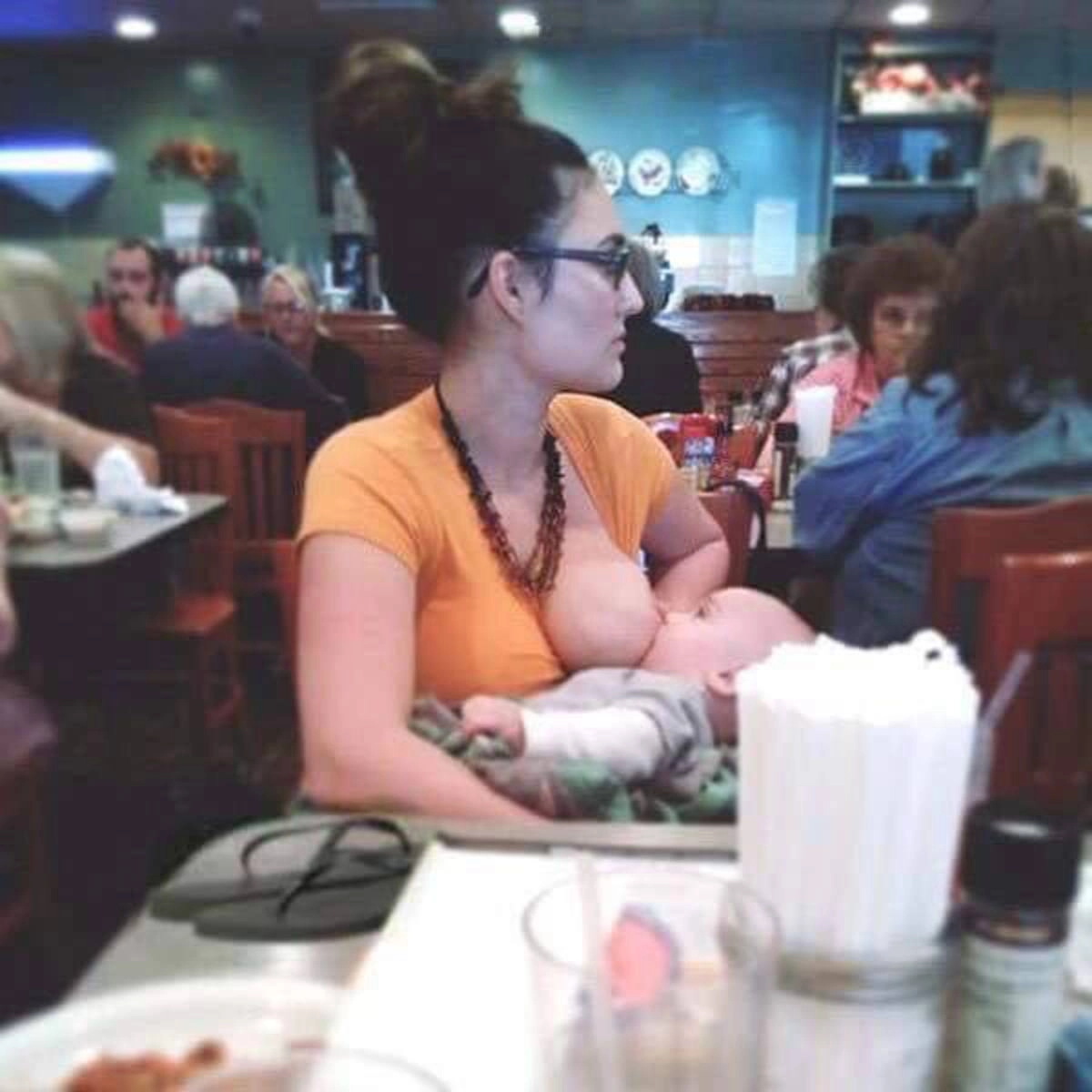 женщина с сыном. кормление ребенка в общественных местах. сын спрашивает маму когда. дети юмор. милаша и папаша.