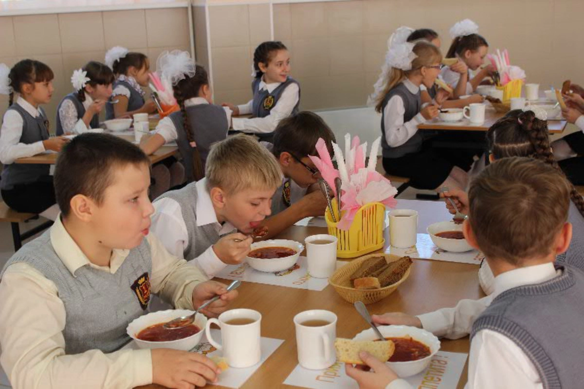 Сидит в столовой. Столовая в школе. Школьники в столовой. Еда в школьной столовой. Еда в школьных столовых в России.