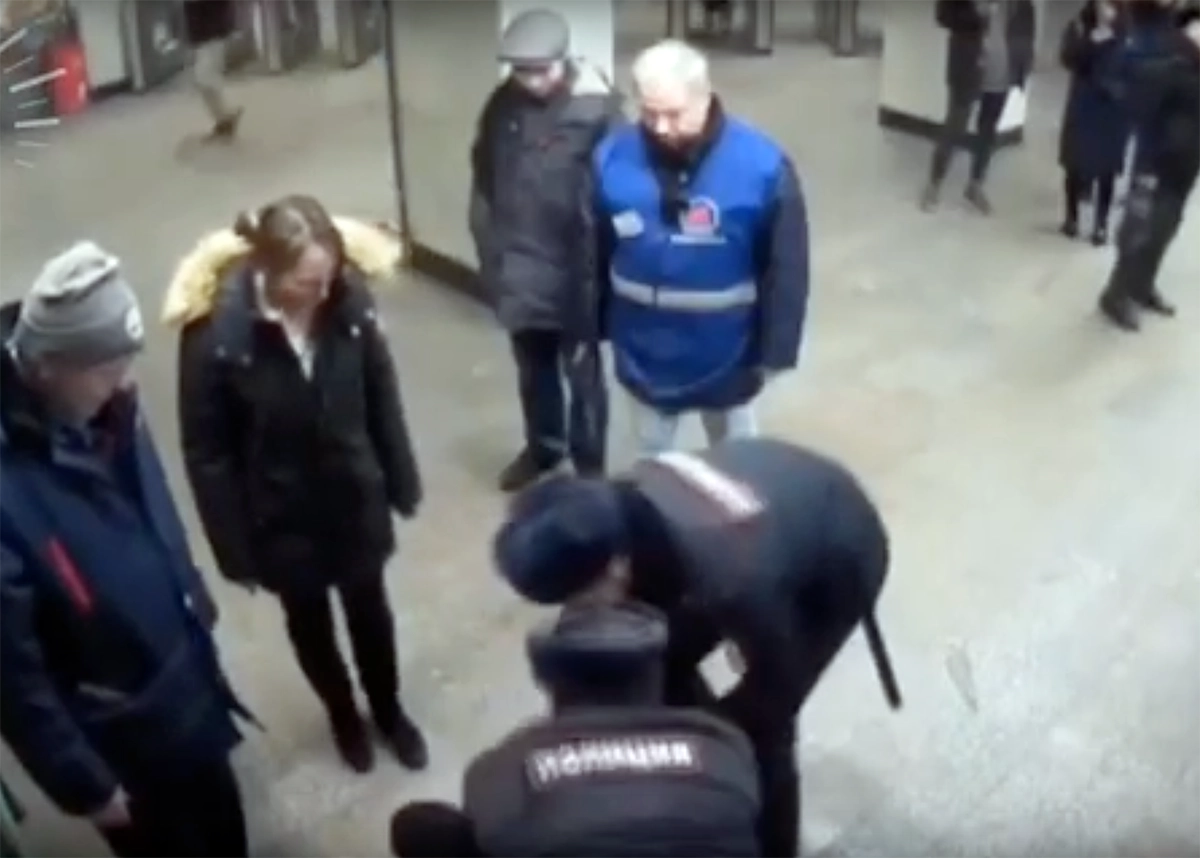 Можно ли в метро с пистолетом. ПРАНК С пистолетом в метро. В Москве осудили безбилетника, ударившего контролера.