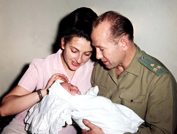 Алексей Леонов с женой и ребенком в 1967 году.
