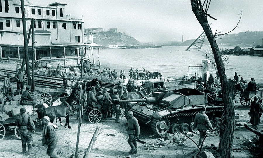 Советские войска входят в освобождённый Севастополь