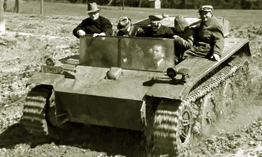 Фердинанд Порше и Альберт Шпеер в сопровождении свиты на бронекабриолете — прототипе Pz.Kpfw.II Ausf.L, 1942 год