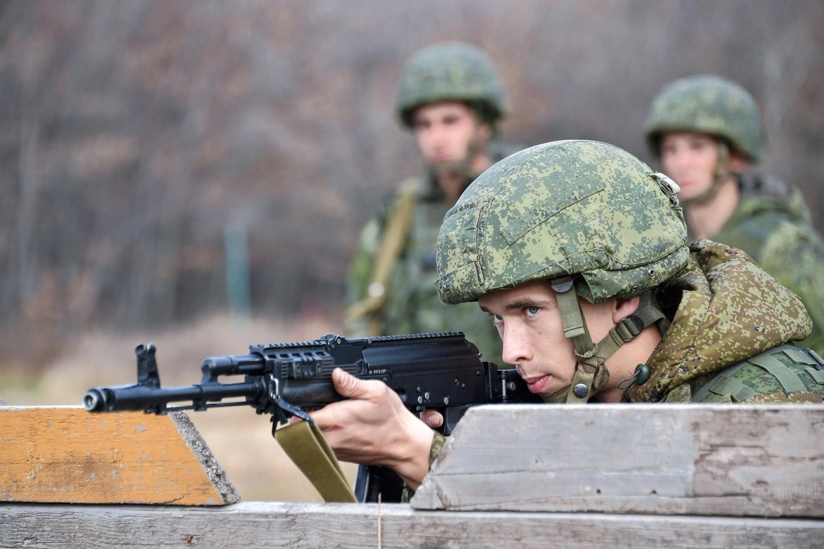 Военным поднимут. Командир мотострелковых войск рф. Взаимовыручка в армии. Солдат армии россии. Рост военнослужащих.