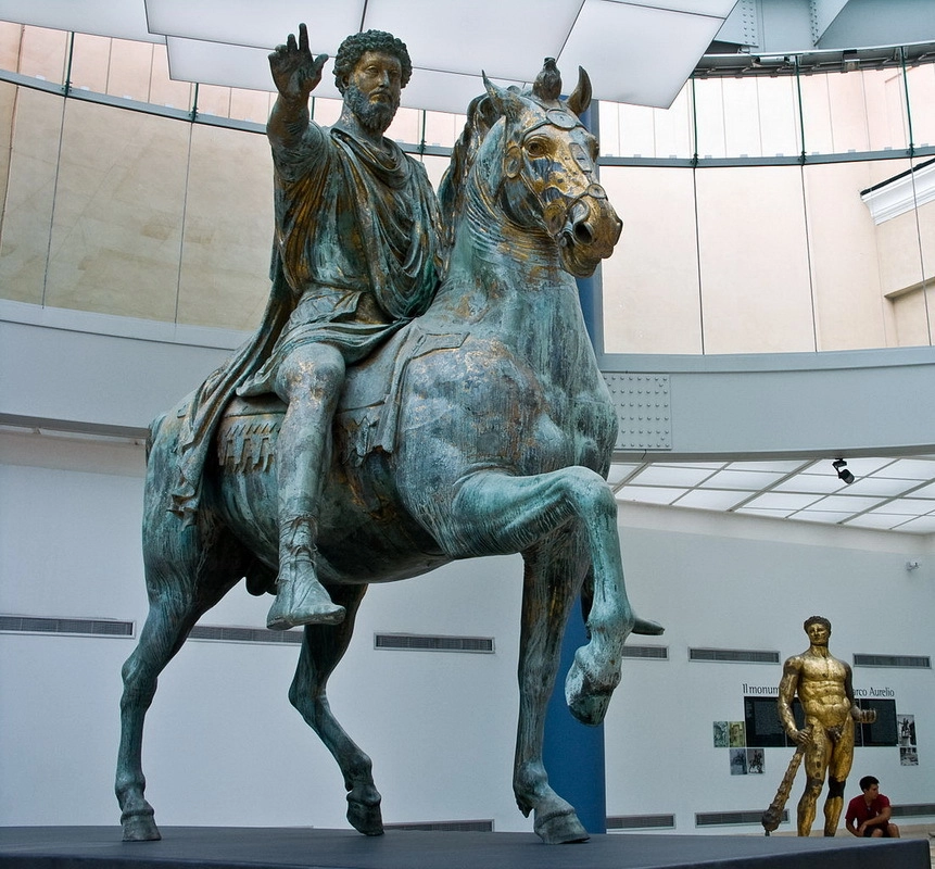 Конная статуя императора Марка Аврелия. Капитолийский музей, Рим. На площади стоит её копия. 