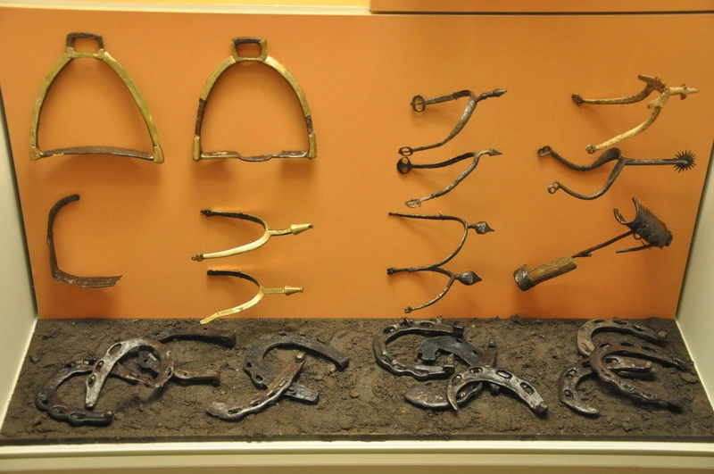 Стремена, шпоры, подковы и скребок для чистки лошади, XIV–XV века. Исторический музей, Шлезвиг.
