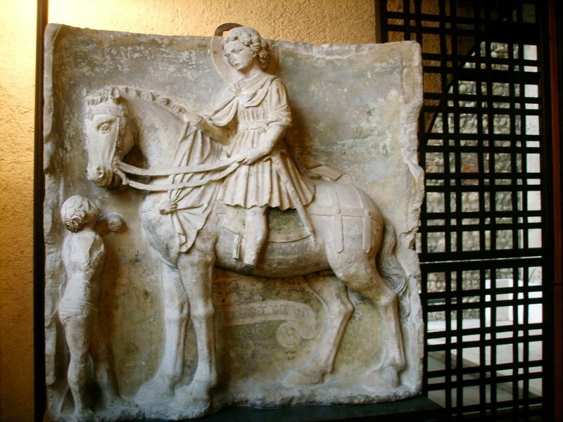 Святой Марин изображён в виде всадника, сидящего на рыцарской лошади. Верона, 1436 год. Обратите внимание на рост и массивные пропорции лошади. 