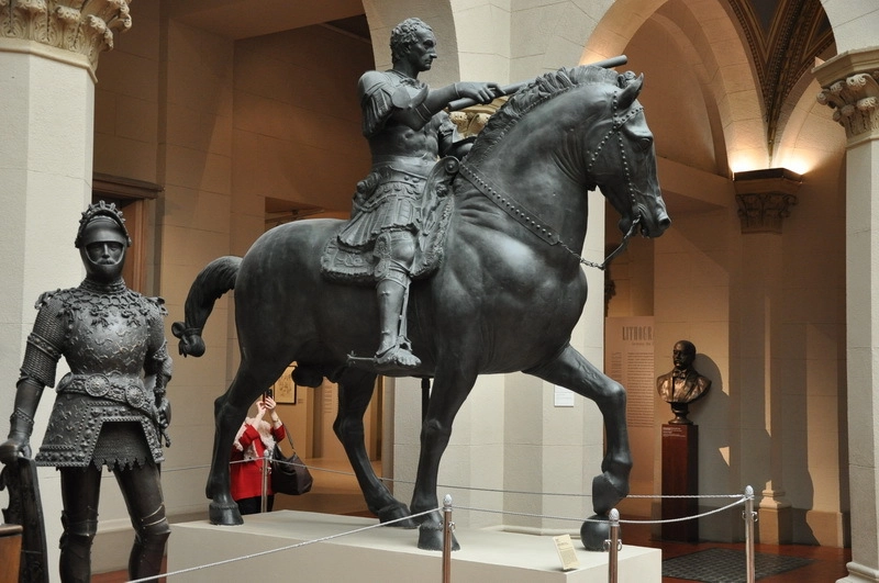 Конная статуя кондотьера Гаттамелаты работы Донателло. Падуя, начало XV века. На фоне мощных пропорций лошади всадник кажется едва ли не хрупким.
