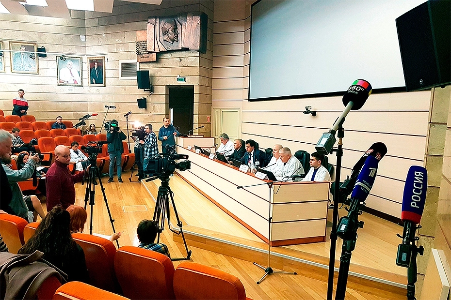 Две идеи директора НМИЦ онкологии имени Н.Н. Блохина Ивана Стилиди (третий слева): даже если все сотрудники НИИ детской онкологии и гематологии уйдут, нам помогут врачи из других онкоцентров; надо просто дождаться заключения комиссии Минздрава – она во всем разберется Две идеи директора НМИЦ онкологии имени Н.Н. Блохина Ивана Стилиди (третий слева): даже если все сотрудники НИИ детской онкологии и гематологии уйдут, нам помогут врачи из других онкоцентров; надо просто дождаться заключения комиссии Минздрава – она во всем разберется