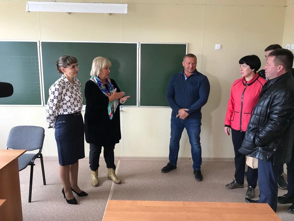 Областная комиссия оценивает ремонт в одной из школ Ленского района. Областная комиссия оценивает ремонт в одной из школ Ленского района.