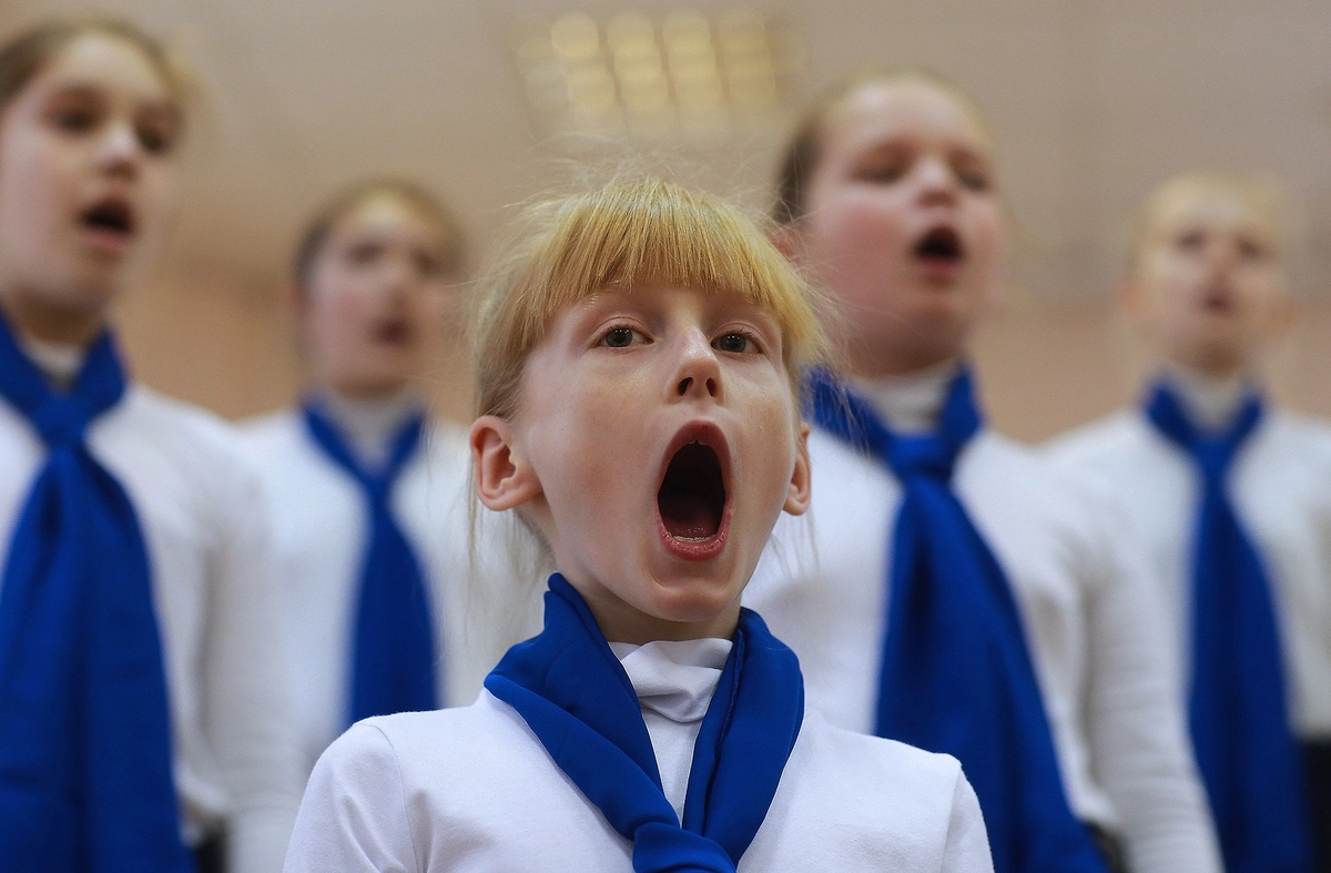 В школах учеников заставляют. Школьники поют. Школьники России. Смешной детский хор. Школьники поют гимн.