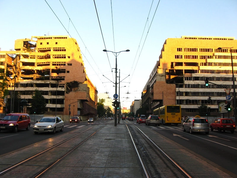 Сербы оставили эти руины до сих пор как память о тех трагических событиях.