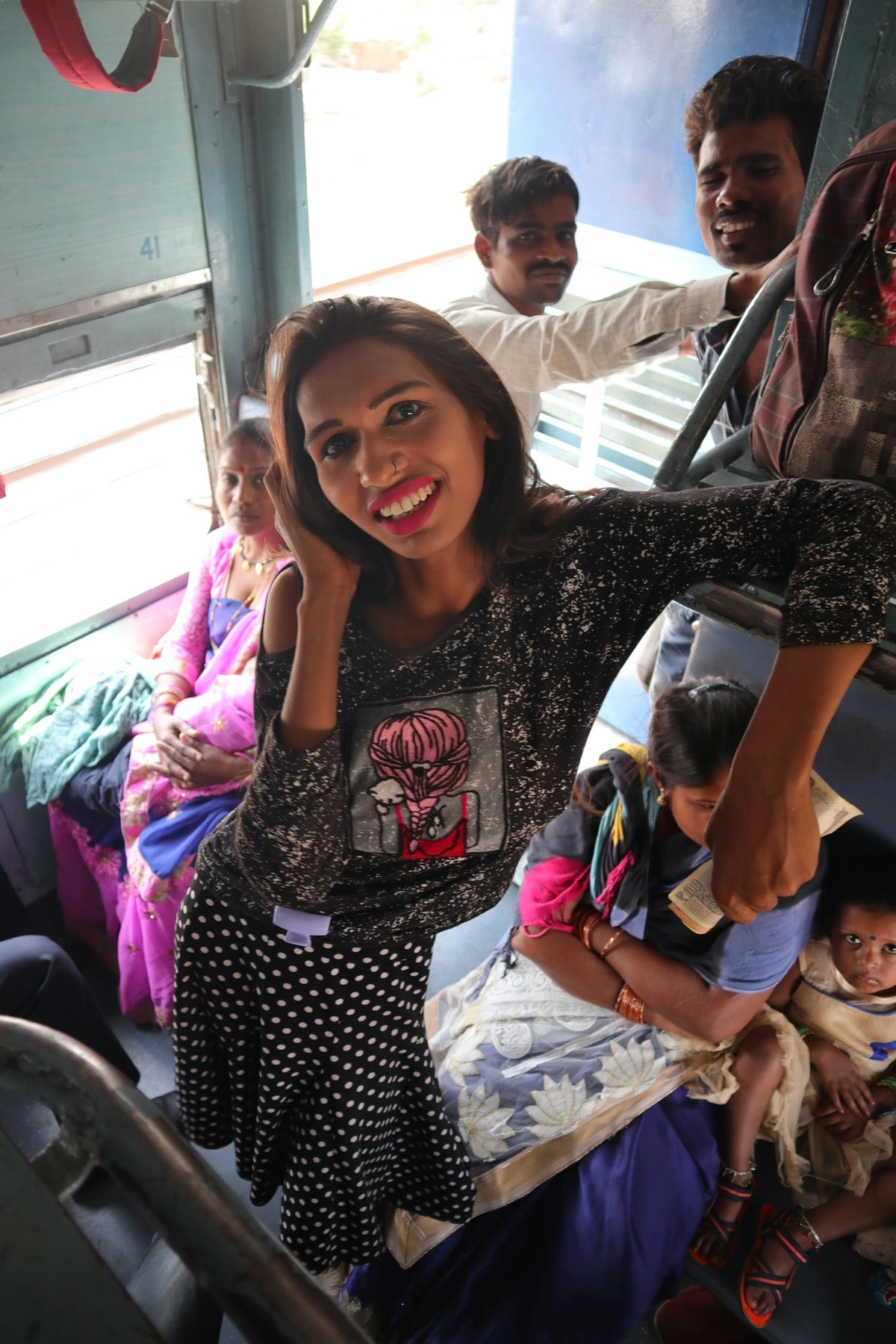 не сразу, кстати, понял особенность этой попрошайки. Думал, что тётка, но странный голос, и.. Ну вот не стоят в таких позах женщины, чувствуется что-то неестественное в этом.