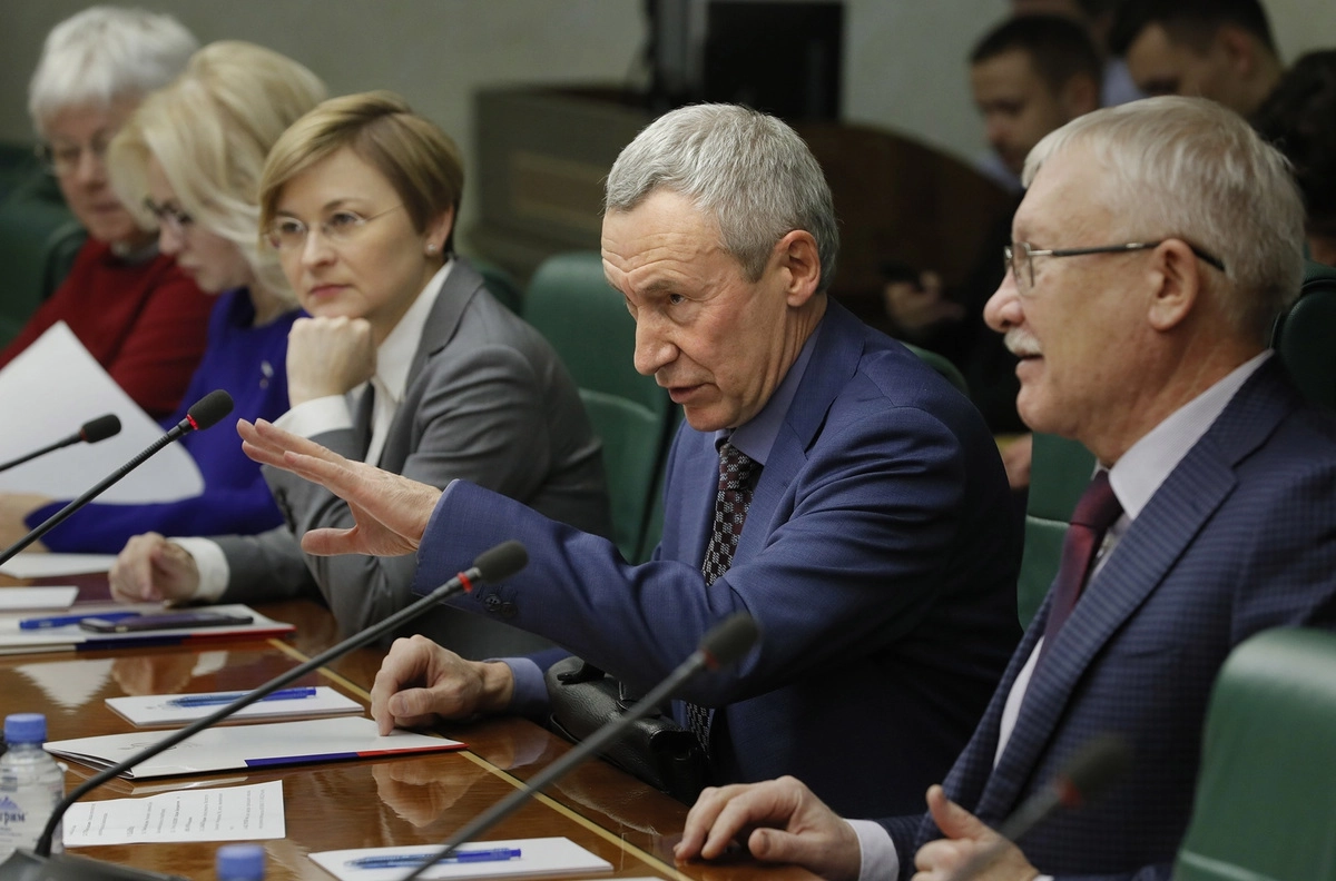 Зампред комитета по иностранным делам Совета Федерации Андрей Климов (второй справа).