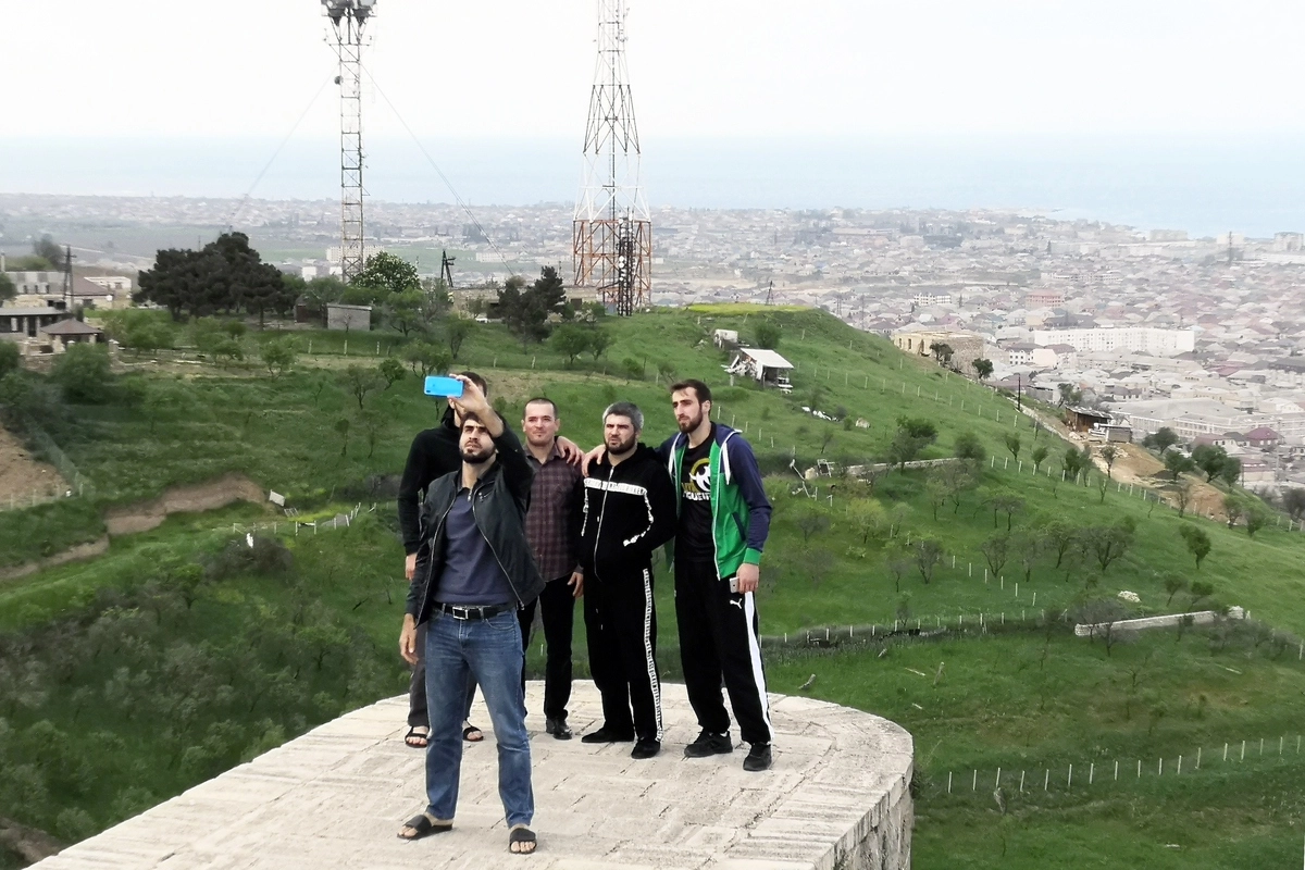 В крепости Нарын-Кала всегда много туристов.