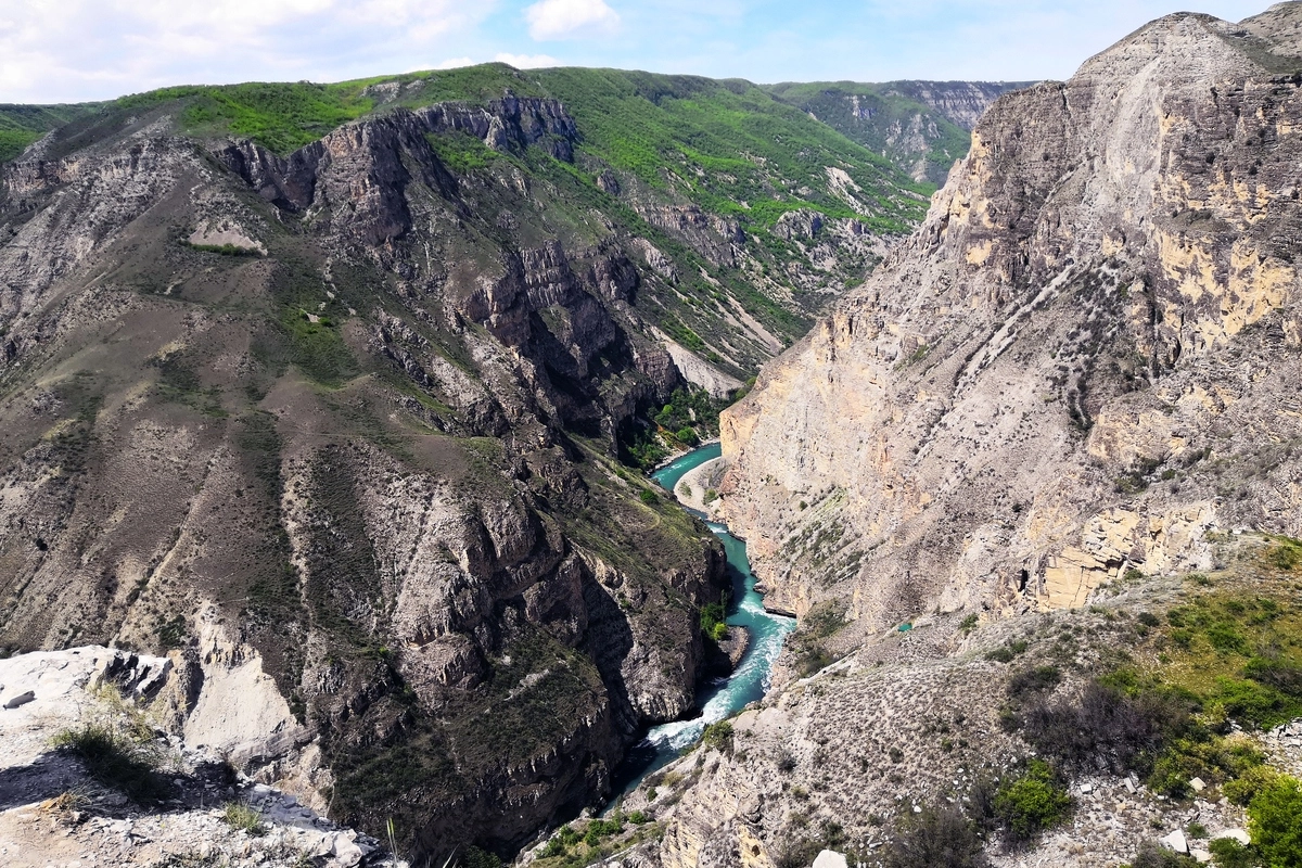 Сулакский каньон. Местные жители любят сравнивать его со знаменитым Большим каньоном в США, при этом подчеркивают, что дагестанский - глубже.
